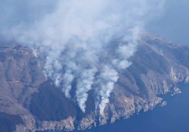 日本北边岩山县大船渡市附近发生几十年最大的森林野火。(图/山形県消防防灾航空队)