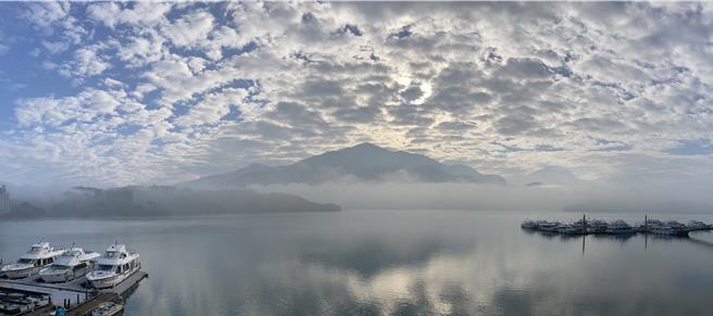 南投县政府将日月潭画设为空维区，第一阶段优先取缔未定期检测大型柴油车，7月1日起扩大执法，将营业小客车、小货车列入执法类别。（杨静茹摄）