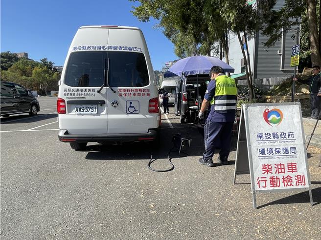 日月潭空维区南投县政府採辅导、取缔并行，每月在水社中兴停车场提供排气检测服务。（杨静茹摄）