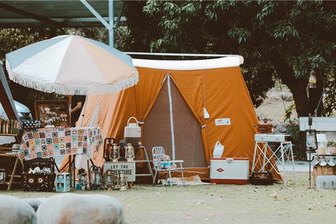 喜歡老物的張舜德從2017年開始從海外瘋狂收集老帳，成為老派露營專業玩家。（張舜德提供／吳娮翎台北傳真）