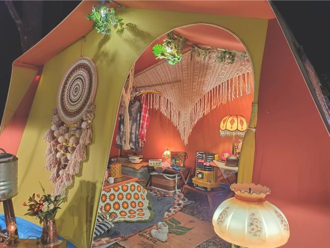 晴天露露的手作商品有手工復古花磚桌、客製化捕夢網、手工復古花布燈罩、原木燈座組等，還有復古老物選品。（張舜德提供／吳娮翎台北傳真）