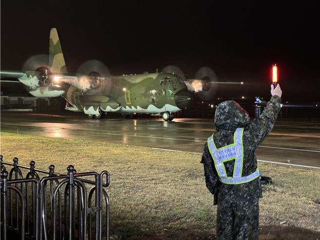 國防部C-130軍機執行疏運任務，今日晚間緊急支援金門-高雄航線1架次，滿載70位軍民於9點15分順利起飛返台。(于家麒攝)