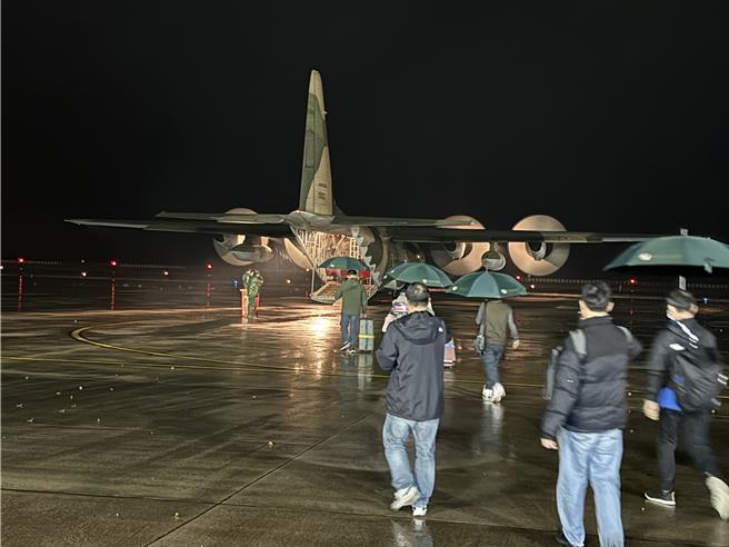 國防部C-130軍機執行疏運任務，今日晚間緊急支援金門-高雄航線1架次，滿載70位軍民於9點15分順利起飛返台。(于家麒攝)