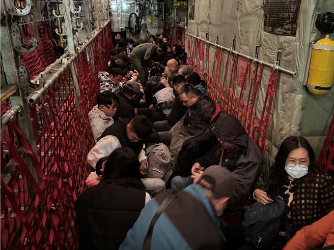 國防部C-130軍機執行疏運任務，今日晚間緊急支援金門-高雄航線1架次，滿載70位軍民於9點15分順利起飛返台。(于家麒攝)