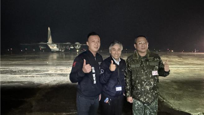 金門航空站主任洪念慈(中)感謝立委陳玉珍、民航局、縣府及國防部的協助，讓整個疏運計畫得以順利進行。(于家麒攝)