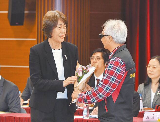 永豐金3日股臨會通過合併京城銀議案，永豐金董事長陳思寬（左）並接受股東獻花致意。上圖為京城銀。圖／王德為