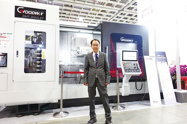 台北國際工具機展已於3日開幕，程泰集團楊德華董事長與GMT-2000五軸銑車複合車床合影。	圖／黃俊榮