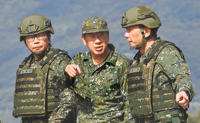 国防部长顾立雄（中）去年底指示研议提高志愿役官兵加给，全案已报请行政院审议中。（本报资料照片）
