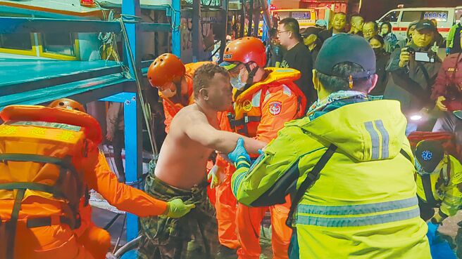 新北市金山区磺港渔船「三协顺26号」在彭佳屿海域作业时机舱起火，船上7人弃船逃生，获救船员3日晚间7时30分抵基隆后送医。（张志康摄）