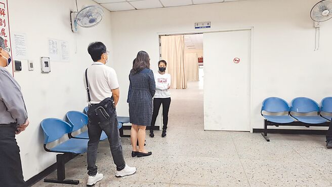 台南市林姓國中生疑毒藥物猝死命案，高姓校長3日前往殯儀館向林生的母親致意，但家屬並不領情。（程炳璋攝）