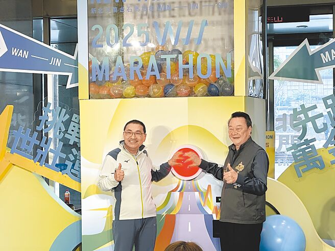 万金石马拉松23年来首次与在地宫庙推出联名小物，新北市长侯友宜（左）与金包里慈护宫董事长游忠义（右）3日亮相以神衣为造型、金线缝制的平安符。（高钧麟摄）