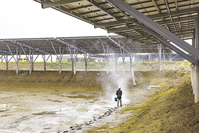 台泥嘉谦绿能养殖团队2月底已针对嘉义县政府废止许可的渔电共生一期F区5争议池，展开喷洒石灰粉杀菌作业，为3月中正式投放鱼苗做好前置准备。（台泥嘉谦绿能提供／吕妍庭嘉义传真）