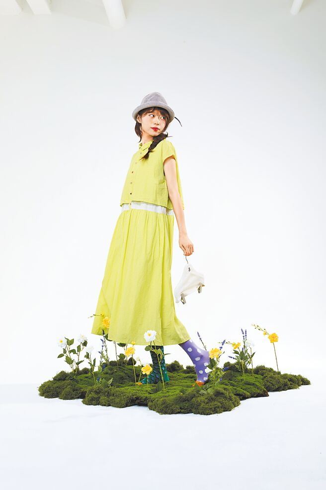 天母SOGO & by tan&luciana鲜活半开襟配色拼接洋装，原价8700元、特价7830元。（SOGO提供）