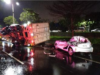 基隆貨櫃車清晨失控翻覆！波及5輛小客車 幸無人傷亡