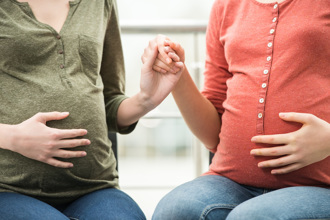 27歲網紅和媽媽一起懷孕 孩子的爸竟是同一人