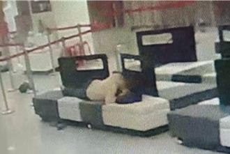 酒醉大闹金门机场！男打赤膊睡沙发怒推航警遭送办