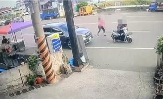 高雄囂張竊賊當街開車門偷錢  飯糰老闆娘拔腿狂追