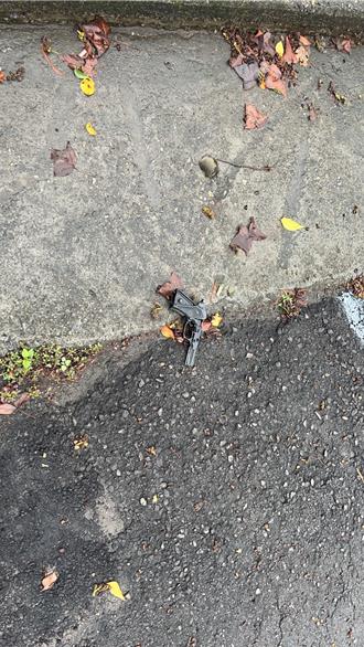 台中北屯馬路驚見「1把短槍」 警鑑識：塑膠製玩具