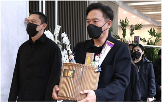 張震一早現身母親追思會 奉花名錄見韓國影帝