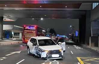 疑精神不濟！23歲女開租賃車桃機自撞 右前輪脫離全爛