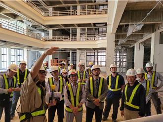 迎接阳明交大进驻 高雄副市长视察莲潭会馆整修进度