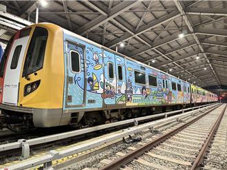 桃园号彩绘列车驶入日本 世博会期间奔驰大阪