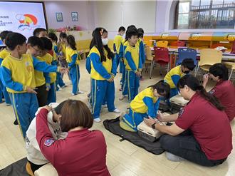 大園消防辦小小消防員體驗營演練  160國小生跟隨消防員學防災知識