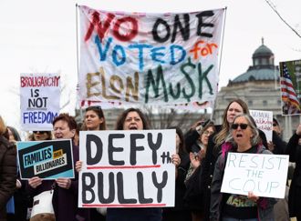 马斯克惨了…全美喊「打倒特斯拉」！美国人呛：危险寡头摧毁一切