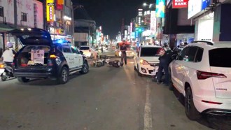 影》高雄轎車逆向衝撞12輛汽機車　釀8人受傷！恐怖監視器曝