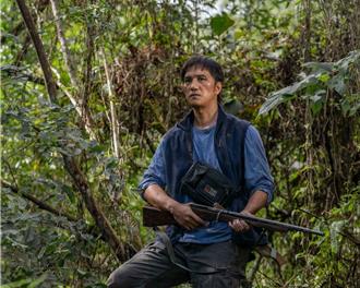 马志翔亲自背枪狩猎 花莲山林跋涉学做陷阱当《猎人》