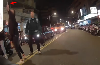 只能給讚！騎士遇「三寶突襲」險撞 不帶髒字譙完全程