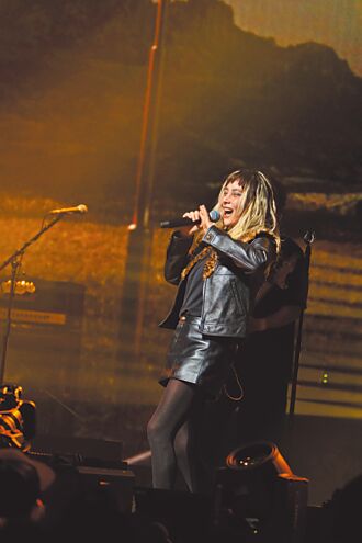 何超携香港乐团唱响伦敦