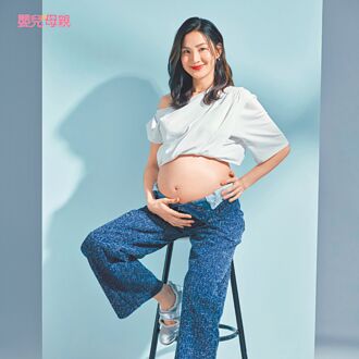 47歲洪小鈴挺孕肚爬山 感受胎動誇活潑