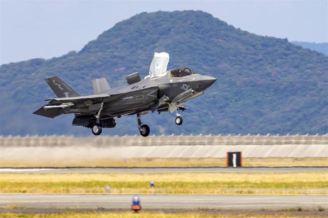 防衛省將改在新田原基地進行F-35B起降訓練，加速形成戰力。圖為在岩國基地降落的美軍F-35B戰機。（取自DVIDS網站）