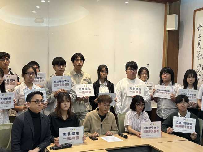 葛如鈞直指學習歷程商品化亂象，多元入學淪為多錢入學，批評教育部像活在平行宇宙。（圖／取自葛如鈞臉書）