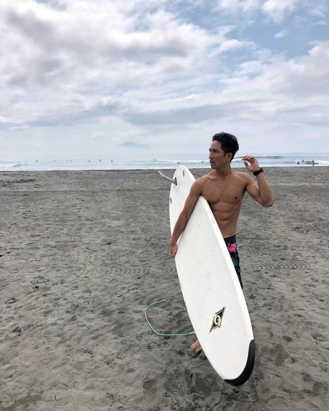 热爱户外运动的Hank，回台开公司创办了「征服障碍挑战赛」。（图／翻摄自Hank Chow IG）