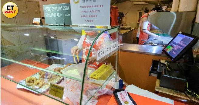 甜甜圈店的柜台上放着大大的徵人广告，打出「月薪6万+奖金」、「天天准时下班」等语，对比前员工所遭遇到的事情显得相当讽刺。（图／林冠吟摄）