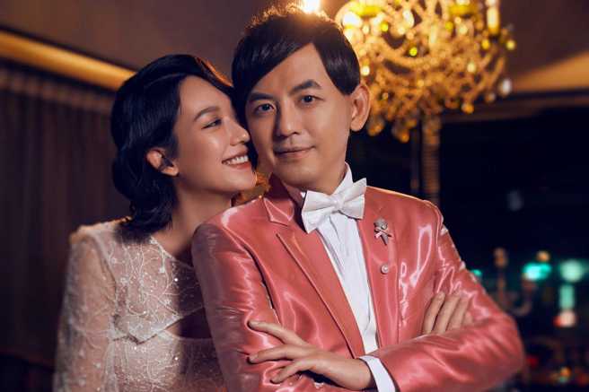 黄子佼0遮掩现身咖啡厅聚会，与友人有说有笑不怕被认出。（图／中时资料照）