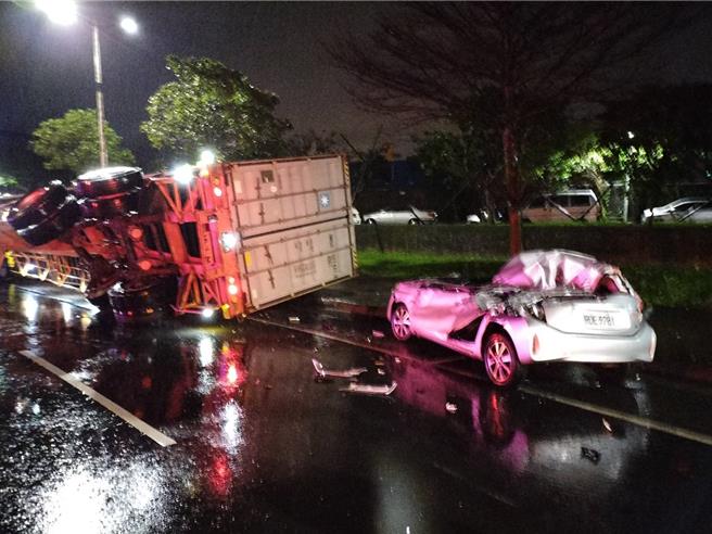 基隆市七堵区实践路5日凌晨发生一起货车翻覆事故，当场波及停靠路边的5辆自小客车，幸好均无人伤亡。（基隆市消防局提供／徐佑升基隆传真）