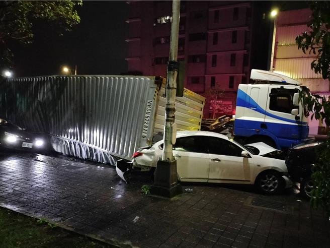 基隆市七堵区实践路5日凌晨发生一起货车翻覆事故，当场波及停靠路边的5辆自小客车，幸好均无人伤亡。（基隆市消防局提供／徐佑升基隆传真）