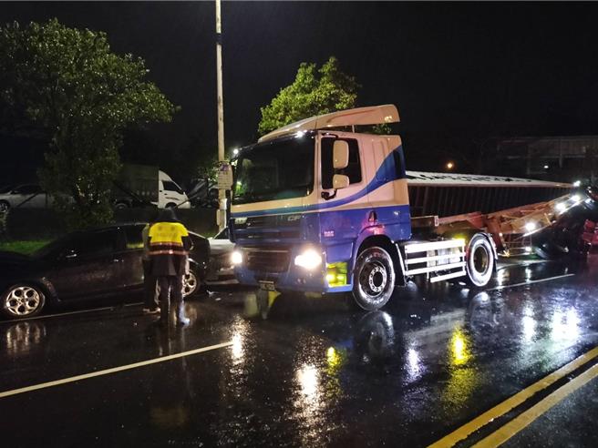 基隆市七堵区实践路5日凌晨发生一起货车翻覆事故，当场波及停靠路边的5辆自小客车，幸好均无人伤亡。（基隆市消防局提供／徐佑升基隆传真）