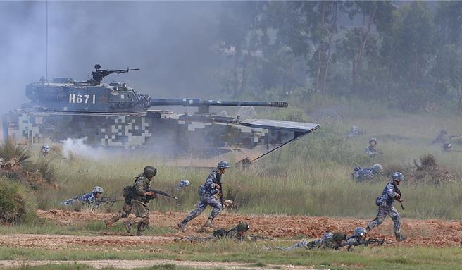 圖為共軍兩棲陸戰隊進行登陸作戰演練。（中新社）