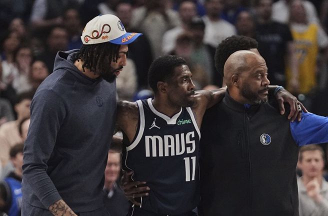 独行侠后卫厄文(中)被搀扶退场。（美联社资料照）