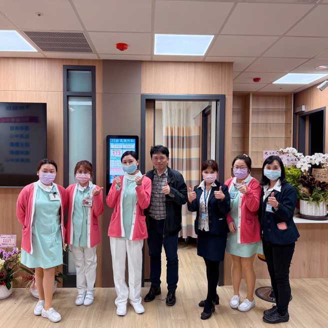 江坤俊感謝醫護團隊跟診到晚上仍面帶笑容。（翻攝自江坤俊臉書）