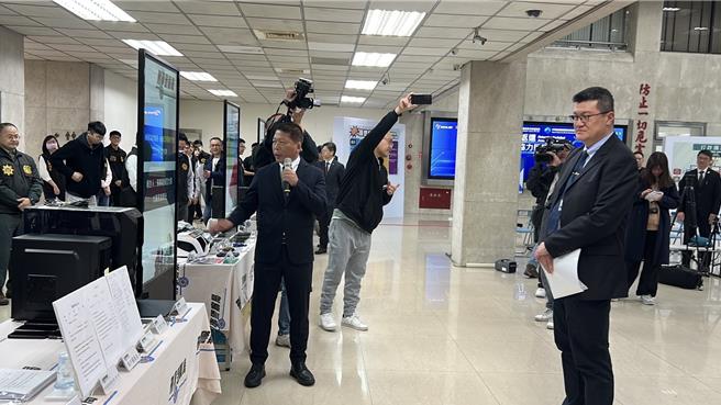 行政院打击诈欺指挥中心指挥官马士元检视查缉成果。(翻摄照片／林郁平台北传真）
