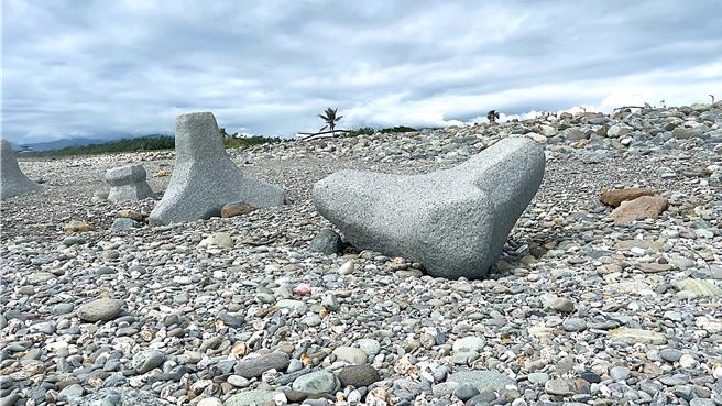 台东海滨公园新景点「超好躺的消波块」，其特殊的倾斜角度加上贴合人体曲线的形状，宛如「露天海景沙发」。（萧嘉蕙摄）