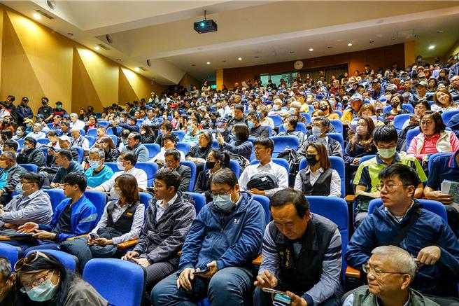 今天在宜兰大学举行的首场「高铁延伸宜兰计画环境影响评估公听会」有将近400人参与。（李忠一摄）