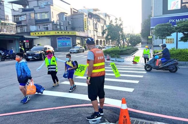 代理教師工會指出，導護並非老師專業，希望由專責單位負責。（桃園市教育局提供／賴佑維桃園傳真）