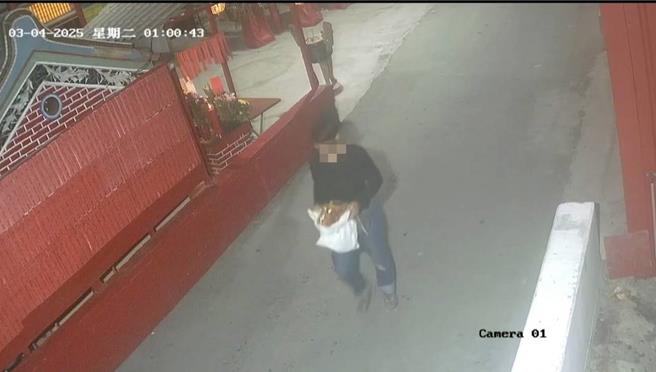 男子到彰化县田尾乡睦宜村广德宫行窃，持铁勾偷走土地公官帽。（庙方提供／叶静美彰化传真）