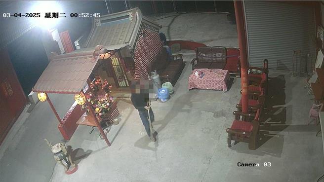 男子到彰化县田尾乡睦宜村广德宫行窃，持铁勾偷走土地公官帽。（庙方提供／叶静美彰化传真）